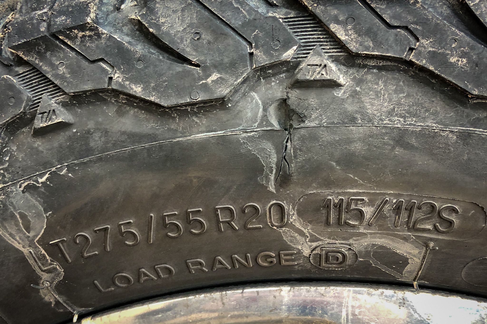 Amazon Com Bfgoodrich Mud Terrain T A Km3 Radial Tire Lt285 55r20 E 122 119q 122q Automotive
